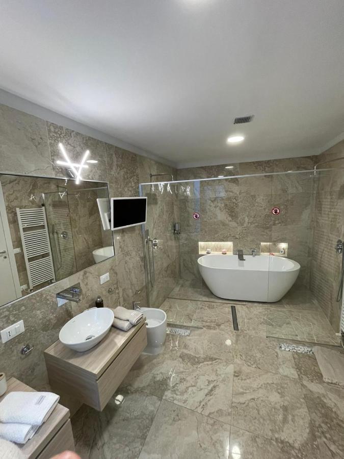 Luxury 1 Al Duomo Di Parma Apartment Bagian luar foto