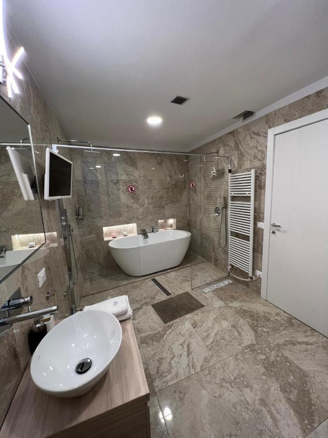 Luxury 1 Al Duomo Di Parma Apartment Bagian luar foto