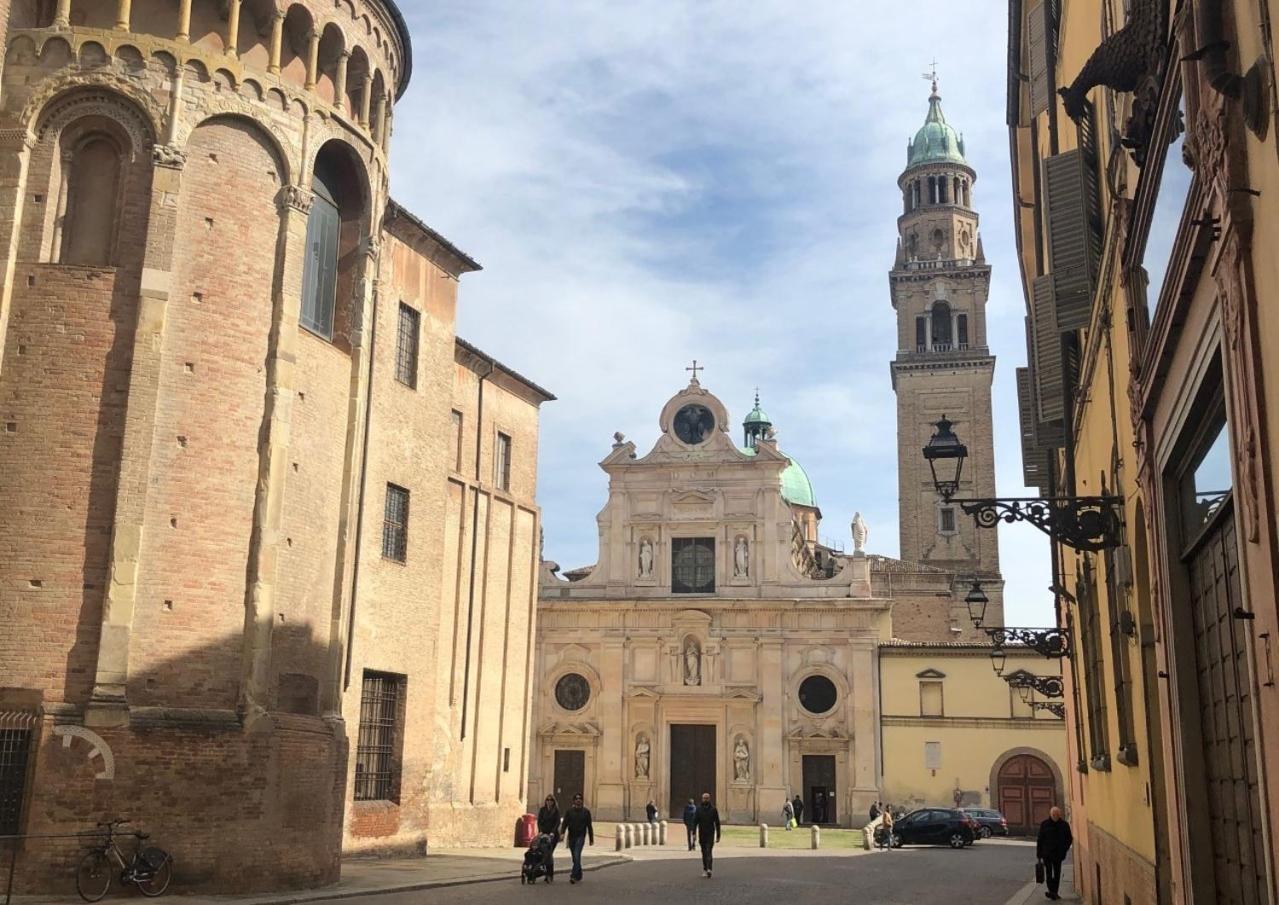 Luxury 1 Al Duomo Di Parma Apartment Bagian luar foto