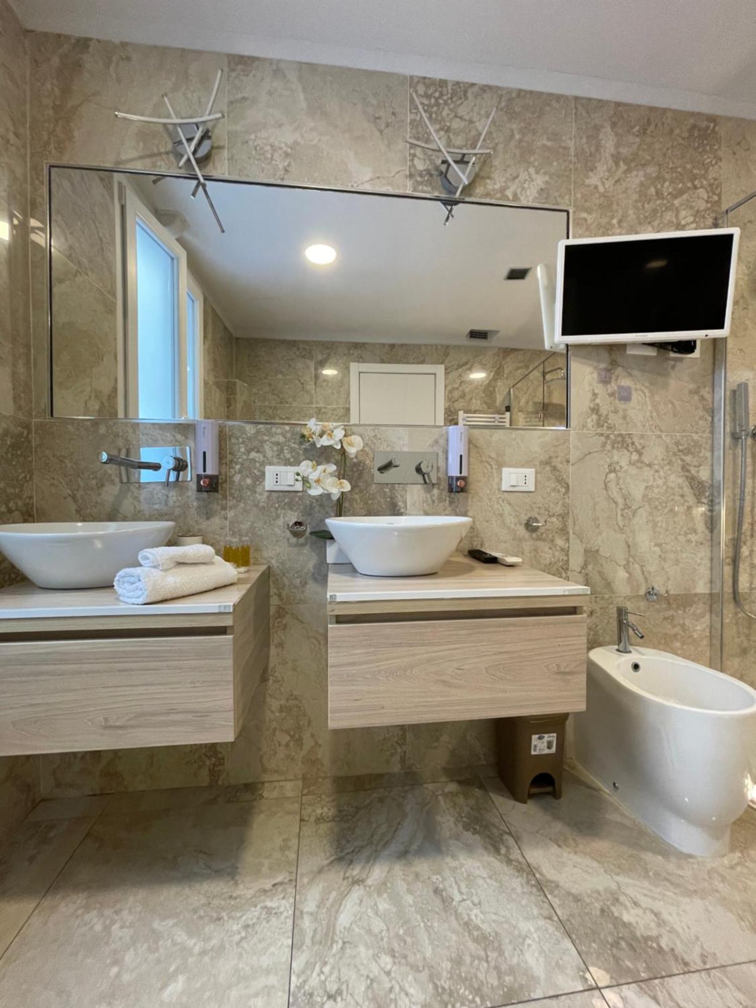 Luxury 1 Al Duomo Di Parma Apartment Bagian luar foto